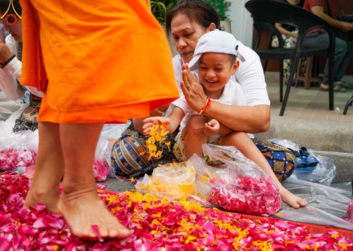 ภาพ No.128349:พิธีอัญเชิญพระบรมสารีริกธาตุ " ใจกลางเมืองนครหาดใหญ่ " เพื่อประดิษฐาน ณ มหารัตนเจดีย์สิริปทุมสวรรค์ (เจดีย์อริยพุทธะ 5 พระองค์) ศูนย์ปฏิบัติธรรมภาคใต้ อ.บางกล่ำ จ.สงขลา  วันที่ 9 มีนาคม พ.ศ.2567 (ชุดที่ 1)