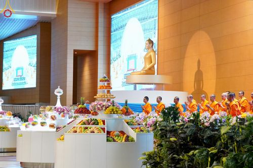 ภาพ No.139217:พิธีตักบาตร , พิธีบูชาข้าวพระ ณ ห้องแก้วสารพัด 1 สภาธรรมกายสากล วัดพระธรรมกาย วันอาทิตย์ต้นเดือนที่ 2 มิถุนายน พ.ศ. 2567