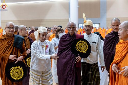 ภาพ No.60469:การต้อนรับพระสังฆาธิการ 10,000 กว่าวัดทั่วประเทศ พิธีมอบปัจจัยช่วยเหลือครู 4 จังหวัดชายแดนภาคใต้ พิธีปฏิบัติธรรม ในวันคุ้มครองโลก วันจันทร์ที่ 22 เมษายน พ.ศ.2567 ณ วัดพระธรรมกาย จ.ปทุมธานี