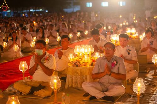 ภาพ No.192788:พิธีจุดประทีปถวายเป็นพุทธบูชา และบูชาธรรมมหาปูชนียาจารย์ ณ อนุสรณ์สถานคลองบางนางแท่น อ.สามพราน จ.นครปฐม ในโครงการธรรมยาตรา กตัญญูบูชา มหาปูชนียาจารย์ พระมงคลเทพมุนี(สด จนฺทสโร) พระผู้ปราบมาร อนุสรณ์สถาน 7 แห่ง ปีที่ 13 วันที่ 10 มกราคม พ.ศ. 2568