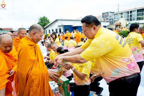 ภาพ No.242038:วันอาทิตย์ที่ 31 สิงหาคม พ.ศ. 2568 พิธีทำบุญแด่คณะสงฆ์ 122 รูป ฉลอง 121 ปี อำเภอคลองหลวง จ.ปทุมธานี เพื่อนำส่งช่วยเหลือคณะสงฆ์ 323 วัด 4 จังหวัดชายแดนภาคใต้ และช่วยเหลือประชาชนจากเหตุปะทะ แนวชายแดนไทย-กัมพูชา ณ บริเวณหน้าที่ว่าการอำเภอคลองหลวง 