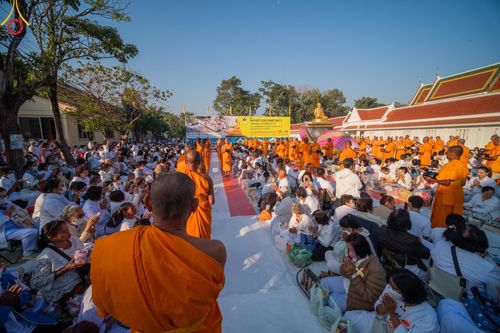 ภาพ No.197790:พิธีตักบาตรพระธรรมยาตรา ณ อนุสรณ์สถานลำดับที่ 4 สถานที่เกิดด้วยกายธรรม วัดโบสถ์(บน) ต.บางคูเวียง จ.นนทบุรี ในโครงการธรรมยาตรา กตัญญูบูชา มหาปูชนียาจารย์ พระมงคลเทพมุนี(สด จนฺทสโร) พระผู้ปราบมาร อนุสรณ์สถาน 7 แห่ง ปีที่ 13 วันที่ 19 มกราคม พ.ศ. 2568