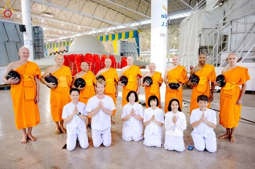 ภาพ No.207385:พิธีตักบาตร และปฏิบัติธรรมช่วงสาย ในวันมาฆบูชา วันพุธที่ 12 กุมภาพันธ์ พ.ศ. 2568 ณ วัดพระธรรมกาย จังหวัดปทุมธานี