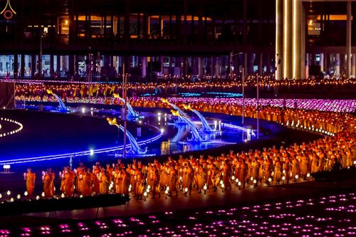 ภาพ No.224114:วันวิสาขบูชา วันอาทิตย์ที่ 11 พฤษภาคม พ.ศ. 2568 พิธีจุดวิสาขประทีป ,  พิธีเวียนประทักษิณรอบพระมหาธรรมกายเจดีย์ , พิธีฉลองชัยสวดมนต์บทธัมมจักกัปปวัตตนสูตร ครบ 7,357,000,000 จบ ณ มหารัตนวิหารคด วัดพระธรรมกาย