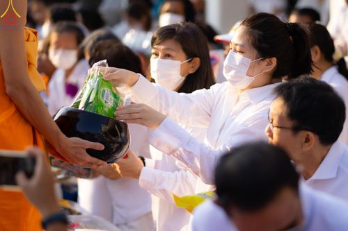 ภาพ No.116192:พิธีตักบาตรพระธรรมยาตรา ณ อนุสรณ์สถานลำดับที่ 4 สถานที่เกิดด้วยกายธรรม วัดโบสถ์(บน) จ.นนทบุรี วันที่ 21 มกราคม พ.ศ. 2567