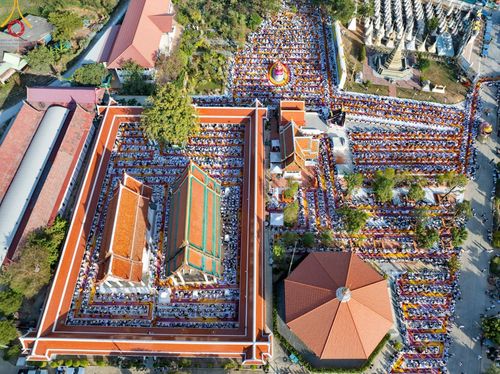 ภาพ No.193410:พิธีต้อนรับพระธรรมยาตรา ณ อนุสรณ์สถาน สถานที่เกิดในเพศสมณะ วัดสองพี่น้อง อำเภอสองพี่น้อง จังหวัดสุพรรณบุรี ในโครงการธรรมยาตรา กตัญญูบูชา มหาปูชนียาจารย์ พระมงคลเทพมุนี(สด จนฺทสโร) พระผู้ปราบมาร อนุสรณ์สถาน 7 แห่ง ปีที่ 13 วันที่ 11 มกราคม พ.ศ. 2568