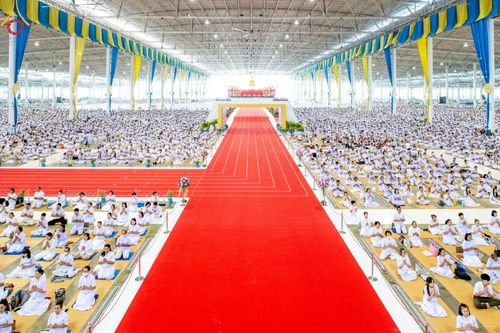 ภาพ No.167644:พิธีตักบาตรและพิธีบูชาข้าวพระ ในวันอาทิตย์ที่ 3 พฤศจิกายน พ.ศ. 2567 ณ วัดพระธรรมกาย