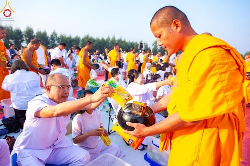 ภาพ No.201179:พิธีตักบาตรพระธรรมยาตรา ณ อนุสรณ์สถานลำดับที่ 5 สถานที่เผยแผ่วิชชาธรรมกายครั้งแรก อนุสรณ์สถานบางปลา วัดบางปลา อำเภอบางเลน จังหวัดนครปฐม ในโครงการธรรมยาตรา กตัญญูบูชา มหาปูชนียาจารย์ พระมงคลเทพมุนี(สด จนฺทสโร) พระผู้ปราบมาร อนุสรณ์สถาน 7 แห่ง ปีที่ 13