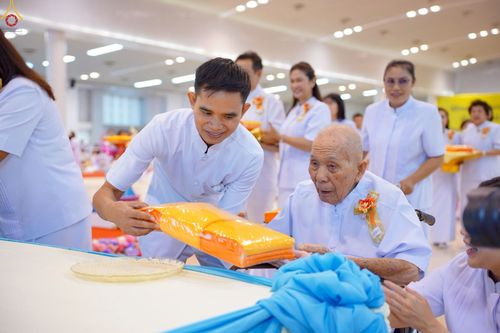 ภาพ No.251710:วันที่ 10 ตุลาคม พ.ศ. 2568 พิธีทอดผ้าป่าสมทบกฐินวัดพระธรรมกาย และสมทบกฐิน 30,000 กว่าวัดทั่วประเทศ ครั้งที่ 3 ณ สภาธรรมกายสากล วัดพระธรรมกาย