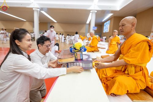 ภาพ No.145387:พิธีถวายผ้าอาบน้ำฝนและประทีปโคมไฟ ณ สภาธรรมกายสากล วัดพระธรรมกาย วันเสาร์ที่ 20 กรกฎาคม พ.ศ. 2567