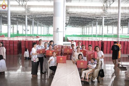 ภาพ No.212177:วันจันทร์ที่ 17 มีนาคม พ.ศ. 2568 บุญบรรจุกล่องไทยธรรม เพื่อถวายแด่พระสังฆาธิการ 40,000 กว่าวัดทั่วไทย ในวันคุ้มครองโลก 22 เมษายน พ.ศ. 2568 ณ บ้านแก้วเรือนทองคุณยายฯ วัดพระธรรมกาย