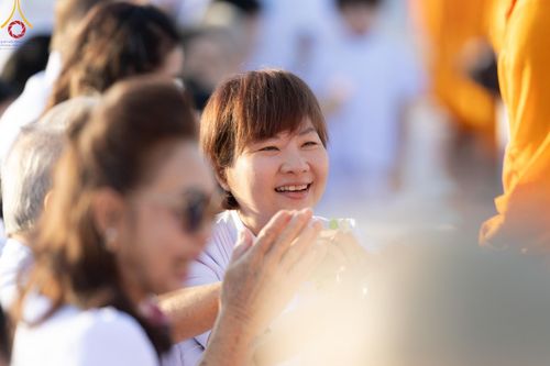 ภาพ No.187887:พิธีตักบาตรฉลองพระใหม่ ต้อนรับพุทธศักราช 2568 ณ ลานธรรมพระมหาธรรมกายเจดีย์ วัดพระธรรมกาย จ.ปทุมธานี วันที่ 1 มกราคม พ.ศ. 2568