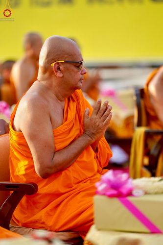 ภาพ No.221712:วันอังคารที่ 22 เมษายน พ.ศ. 2568 ภาพพิธีถวายมหาสังฆทานคณะสงฆ์ 40,000 กว่าวัดทั่วประเทศ เนื่องในวันคุ้มครองโลก ชุดที่ 2 (ปลื้มให้สมการรอคอย) ณ ลานธรรมพระมหาธรรมกายเจดีย์ วัดพระธรรมกาย