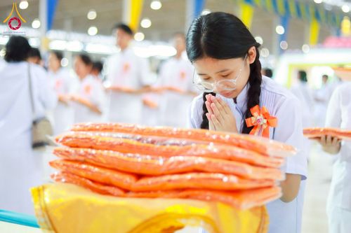 ภาพ No.215489:วันอาทิตย์ต้นเดือนที่ 6 เมษายน พ.ศ. 2568 ขบวนอัญเชิญผ้าป่าสมทบ มหาสังฆทาน 40,000 กว่าวัดทั่วประเทศ ณ สภาธรรมกายสากล วัดพระธรรมกาย