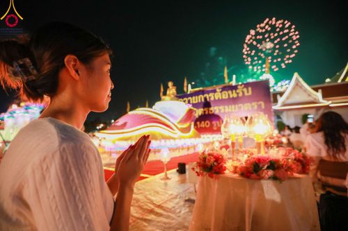 ภาพ No.112113:พิธีจุดประทีปถวายเป็นพุทธบูชา และบูชาธรรมมหาปูชนียาจารย์ พระมงคลเทพมุนี(สด จนฺทสโร) ในโครงการธรรมยาตรา กตัญญูบูชา มหาปูชนียาจารย์ พระมงคลเทพมุนี(สด จนฺทสโร) พระผู้ปราบมาร อนุสรณ์สถาน 7 แห่ง ปีที่ 12 วันที่ 14 มกราคม พ.ศ. 2567 ณ วัดสองพี่น้อง อ.สองพี่น้อง