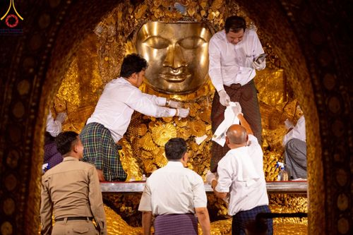 ภาพ No.220403:วันที่ 17 เมษายน พ.ศ. 2568 ผู้แทนวัดพระธรรมกาย ลงพื้นที่เยียวยา ซับน้ำตาเหยื่อแผ่นดินไหวมัณฑะเลย์