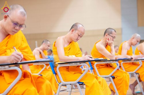 ภาพ No.208884:พระบาทสมเด็จพระเจ้าอยู่หัวทรงพระกรุณาโปรดเกล้าฯ พระราชทานภัตตาหารพระราชทาน แด่พระภิกษุ สามเณร ในการสอบบาลีสนามหลวง ณ วัดพระธรรมกาย วันที่ 22 กุมภาพันธ์ พ.ศ. 2568 ณ วัดพระธรรมกาย อำเภอคลองหลวง จังหวัดปทุมธานี