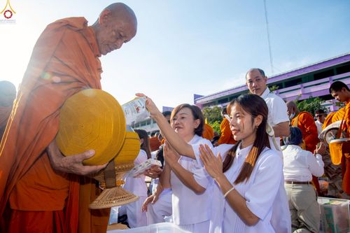 ภาพ No.235252:วันอาทิตย์ที่ 27 กรกฎาคม พ.ศ. 2568 พิธีตักบาตรพระ1,000 รูป ทำบุญเมืองพัทลุง ประธานสงฆ์ พระปริยัติวชิโรดม  เจ้าคณะจังหวัดพัทลุง ประธานฆราวาส นายรัฐศาสตร์ ชิดชู  ผู้ว่าราชการจังหวัดพัทลุง