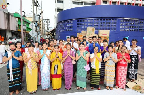 ภาพ No.85998:ตักบาตรพระนานาชาติ 10,000 รูป ใจกลางนครหาดใหญ่ จ.สงขลา วันอาทิตย์ที่ 20 สิงหาคม พ.ศ. 2566