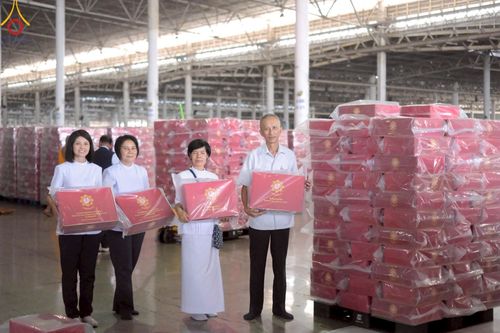 ภาพ No.214433:วันที่ 29 มีนาคม พ.ศ.2568 กิจกรรมใส่ถุงซิปกล่องไทยธรรม เพื่อรักษาความประณีตของกล่องไทยธรรม ในทุกสภาพอากาศ ณ บ้านแก้วเรือนทองคุณยาย วัดพระธรรมกาย