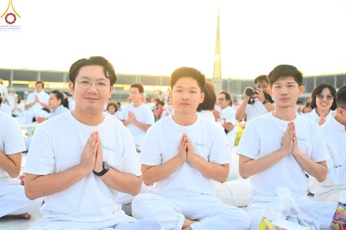 ภาพ No.187835:พิธีตักบาตรฉลองพระใหม่ ต้อนรับพุทธศักราช 2568 ณ ลานธรรมพระมหาธรรมกายเจดีย์ วัดพระธรรมกาย จ.ปทุมธานี วันที่ 1 มกราคม พ.ศ. 2568