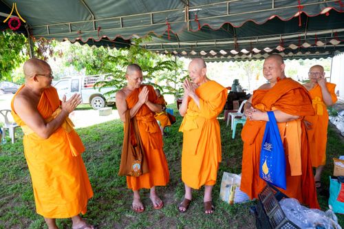 ภาพ No.149529:พิธีทักษิณานุปทานแด่บรรพชนตระกูลผ่องสวัสดิ์ และหมู่ญาติที่ล่วงลับไปแล้ว ประจำปี ครั้งที่ 19 วันพฤหัสบดีที่ 22 สิงหาคม พ.ศ. 2567 ณ พระมหาเจดีย์ทัตตชีโว ศูนย์อบรมเยาวชนกาญจนบุรี