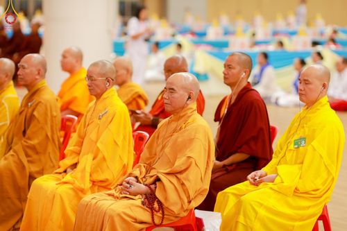 ภาพ No.60417:การต้อนรับพระสังฆาธิการ 10,000 กว่าวัดทั่วประเทศ พิธีมอบปัจจัยช่วยเหลือครู 4 จังหวัดชายแดนภาคใต้ พิธีปฏิบัติธรรม ในวันคุ้มครองโลก วันจันทร์ที่ 22 เมษายน พ.ศ.2567 ณ วัดพระธรรมกาย จ.ปทุมธานี