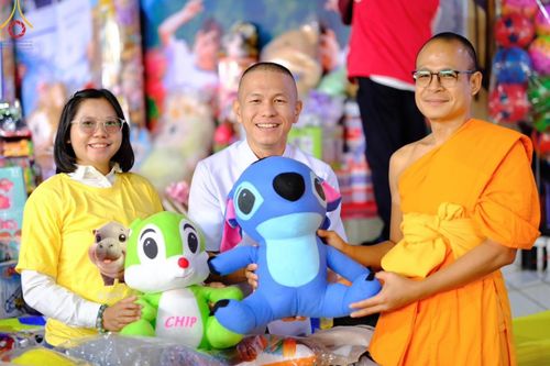 ภาพ No.193965:วัดพระธรรมกาย จัดงานวันเด็กแห่งชาติ ประจำปี พ.ศ.2568 ออกร้านอาหาร 200 ร้าน มอบของขวัญหลายหมื่นชิ้น วันที่ 12 มกราคม พ.ศ. 2568 วัดพระธรรมกาย อ.คลองหลวง จ.ปทุมธานี