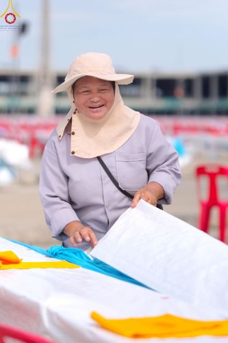 ภาพ No.218556:วันที่ 15 - 18 เมษายน พ.ศ. 2568 การเตรียมภาชนะสำหรับถวายภัตตาหาร , การจัดโต๊ะเก้าอี้ในลานธรรม , การแพ็คพัสดุงานต้อนรับ เพื่องานวันคุ้มครองโลก 22 เมษายน พ.ศ.2568 วัดพระธรรมกาย