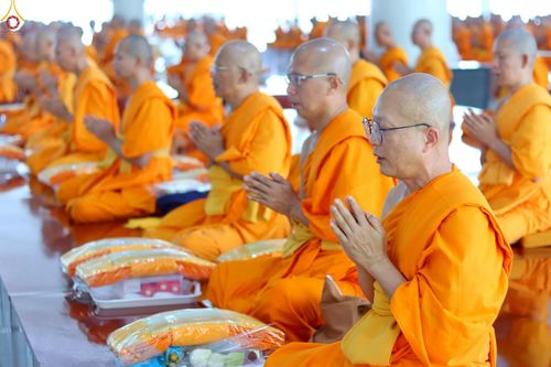 ภาพ No.229778:วันที่ 25 มิถุนายน พ.ศ. 2568 (แรม 15 ค่ำ เดือน 7) พิธีบุพเปตพลี ครั้งที่ 166 ร่วมอุทิศบุญแด่หมู่ญาติที่ล่วงลับไปแล้ว และสืบทอดอายุพระพุทธศาสนา ณ หอฉันคุณยายอาจารย์ฯ วัดพระธรรมกาย