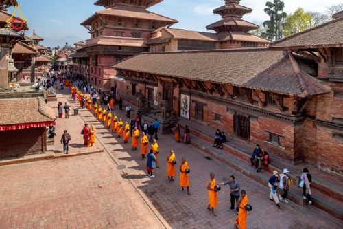 ภาพ No.213209:วันที่ 17 - 18 มีนาคม พ.ศ. 2568 คณะสงฆ์และสามเณรเดินบิณฑบาต รอบเมืองในพื้นที่ วัดสยมภูวนาถและราชวังปาตัน ณ เมืองกาฐมาณฑุ ประเทศเนปาล