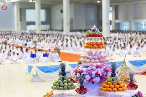 ภาพ No.143494:พิธีตักบาตร ข้าวสารอาหารแห้ง ณ บ้านแก้วเรือนทองคุณยายฯ และ พิธีบูชาข้าวพระ  ณ สภาธรรมกายสากล วัดพระธรรมกาย วันอาทิตย์ที่ 7 กรกฎาคม พ.ศ. 2567