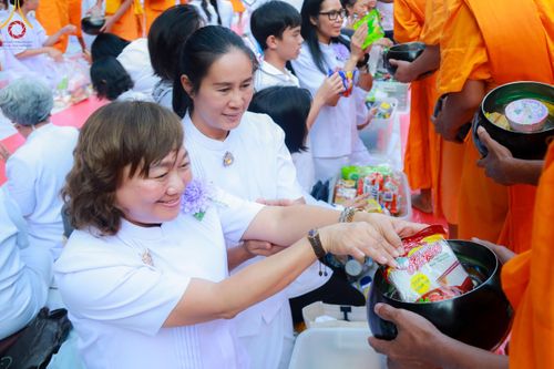 ภาพ No.107476:พิธีตักบาตรพระธรรมยาตราฯ ในโครงการธรรมยาตรากตัญญูบูชา มหาปูชนียาจารย์ พระมงคลเทพมุนี(สด จนฺทสโร) พระผู้ปราบมาร ปีที่ 12 ณ อนุสรณ์สถานมหาวิหารพระมงคลเทพมุนี อ.สองพี่น้อง จ.สุพรรณบุรี วันที่ 7 มกราคม พ.ศ. 2567