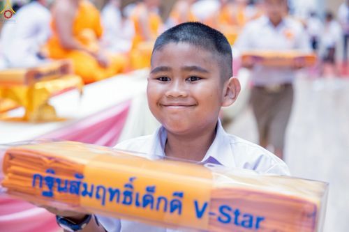 ภาพ No.246017:วันเสาร์ที่ 13 กันยายน พ.ศ. 2568 พิธีมอบผ้าไตรประธานกฐินสัมฤทธิ์เด็กดี V-Star ณ สภาธรรมกายสากล วัดพระธรรมกาย