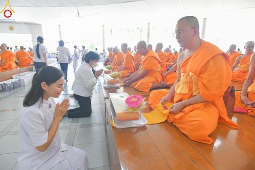 ภาพ No.143282:พิธีถวายภัตตาหารเพื่อเป็นกำลังแห่งการเข้าถึงธรรม ของพระภิกษุสามเณร วัดพระธรรมกาย วันเสาร์ที่ 6 กรกฏาคม พ.ศ. 2567 ณ หอฉันคุณยายอาจารย์ วัดพระธรรมกาย จ.ปทุมธานี