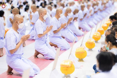 ภาพ No.101522:พิธีเวียนประทักษิณ, พิธีวันทาเจดีย์, พิธีขอขมาและมอบผ้าไตร ในโครงการอุปสมบทหมู่ รุ่นบูชาธรรมมหาปูชนียาจารย์ ณ วัดพระธรรมกาย ในวันที่ 9 ธันวาคม พ.ศ. 2566