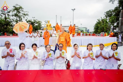 ภาพ No.226178:วันอาทิตย์ที่ 25 พฤษภาคม พ.ศ. 2568 พิธีตักบาตรพระ 1,000 รูปเมืองตรัง ครบรอบ 110 ปี เมืองทับเที่ยง ถวายเป็นพุทธบูชา ถวายเป็นพระราชกุศลแด่รัชกาลที่ 10 และอุทิศส่วนกุศลแด่อดีตเจ้าเมืองตรัง และบรรพบุรุษ ณ บริเวณหน้าศาลากลางจังหวัดตรัง ถนนพระราม 6