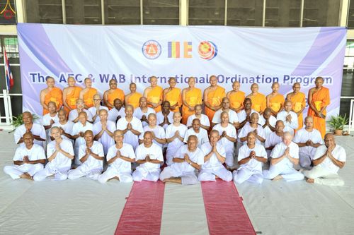 ภาพ No.230878:วันที่ 28 มิถุนายน พ.ศ. 2568 พิธีตัดปอยผมและปลงผม โครงการบวชพระนานาชาติ AEC & WAB รุ่นที่ 9 ณ วิหารคด 2 วัดพระธรรมกาย