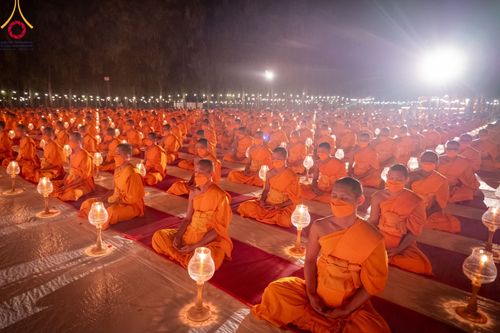 ภาพ No.107217:พิธีจุดประทีปถวายเป็นพุทธบูชา และบูชาธรรมมหาปูชนียาจารย์ ในโครงการธรรมยาตรากตัญญูบูชา มหาปูชนียาจารย์ พระมงคลเทพมุนี(สด จนฺทสโร) พระผู้ปราบมาร  อนุสรณ์สถาน 7 แห่ง ปีที่ 12  วันที่ 6 มกราคม พ.ศ. 2567 ณ อนุสรณ์สถานมหาวิหารพระมงคลเทพมุนี อ.สองพี่น้อง จ.สุพร