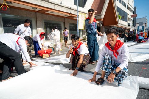 ภาพ No.151731:V.55 ทีมใหญ่ที่หาดใหญ่ เจ้าหน้าที่ทุกสถานะ หลายสัญชาติ ร่วมกันจัดงานตักบาตรที่หาดใหญ่ วันที่ 10-11 สิงหาคม พ.ศ. 2567