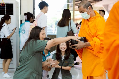 ภาพ No.243159:วันพฤหัสบดีที่ 4 กันยายน พ.ศ. 2568 เวลา 07.00-08.15 น. มหาวิทยาลัยเกษตรศาสตร์ กำแพงแสน ร่วมทำบุญตักบาตร Freshy KU85 พระสงฆ์ 85 รูป