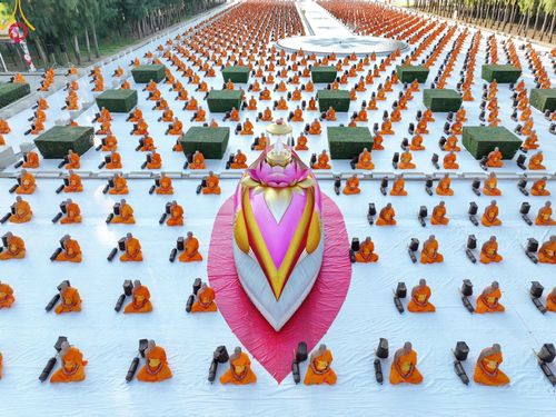 ภาพ No.187025:พระธรรมยาตราปฏิบัติธรรม และถ่ายภาพหมู่ประวัติศาสตร์ ปีที่ 13 ณ ลานทิศตะวันออก มหาวิหารพระมงคลเทพมุนี วัดพระธรรมกาย จ.ปทุมธานี วันเสาร์ที่ 28 ธันวาคม พ.ศ. 2567