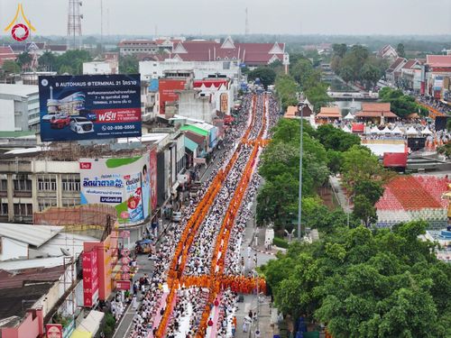 ภาพ No.210377:วันอาทิตย์ที่ 9 มีนาคม พ.ศ. 2568 พ่อเมืองโคราชจัดตักบาตรพระหมื่น ทำบุญเมือง 557 ปี