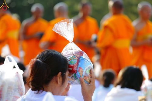 ภาพ No.193057:พิธีตักบาตรพระธรรมยาตรา ณ อนุสรณ์สถานคลองบางนางแท่น อ.สามพราน จ.นครปฐม ในโครงการธรรมยาตรา กตัญญูบูชา มหาปูชนียาจารย์ พระมงคลเทพมุนี(สด จนฺทสโร) พระผู้ปราบมาร อนุสรณ์สถาน 7 แห่ง ปีที่ 13 วันที่ 11 มกราคม พ.ศ.2568