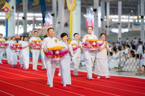 ภาพ No.134403:พิธีทอดผ้าป่าสมทบ มหาสังฆทาน 10,000 วัด ทั่วไทย วันอาทิตย์ต้นเดือนที่ 7 เมษายน พ.ศ.2567 ณ ห้องแก้วสารพัดนึก 1 สภาธรรมกายสากล  วัดพระธรรมกาย จ.ปทุมธานี