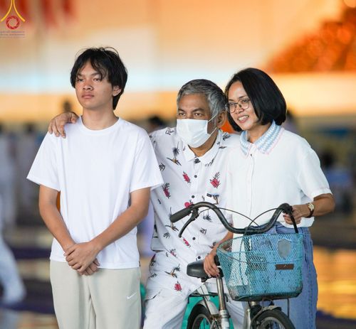 ภาพ No.151099:พิธีตักบาตร ในวันอาทิตย์ต้นเดือน วันที่ 1 กันยายน พ.ศ. 2567 ณ สภาธรรมกายสากล วัดพระธรรมกาย