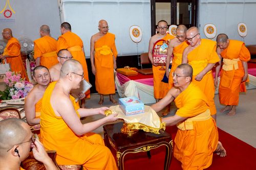 ภาพ No.214871:พิธีต้อนรับสัญญาบัตร พัดยศ พระราชวิเทศวชิรเวที (บัณฑิต วรปญฺโญ) เจ้าอาวาสวัดพระธรรมกายสกอตแลนด์ สหราชอาณาจักร ผู้ช่วยเจ้าอาวาสวัดพระธรรมกาย ณ อุโบสถพระไตรปิฏก วัดพระธรรมกาย