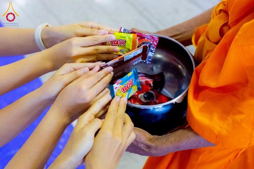 ภาพ No.223441:วันวิสาขบูชา วันอาทิตย์ที่ 11 พฤษภาคม พ.ศ. 2568 พิธีตักบาตร และปฎิบัติธรรม ณ สภาธรรมกายสากล วัดพระธรรมกาย