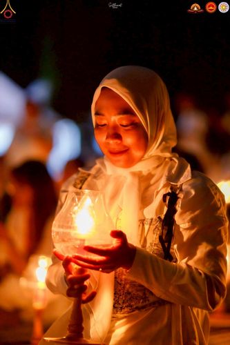 ภาพ No.224578:วันจันทร์ที่ 12 พฤษภาคม พ.ศ. 2568  ชาวพุทธในอินโดนีเซีย ร่วมฉลองวิสาขบูชาจุดประทีปกว่า 200,000 ดวง ณ พระมหาเจดีย์บรมพุทโธ  เจริญพุทธมนต์ถวาย “พระวชิรเกล้าเจ้าอยู่หัว”