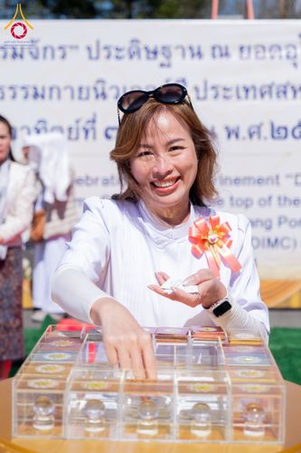 ภาพ No.62478:คณะศิษยานุศิษย์รวมใจสถาปนาและสมโภช ธรรมจักร เพื่ออัญเชิญประดิษฐาน ณ ยอดอุโบสถ 80 ปี หลวงพ่อธัมมชโย วัดพระธรรมกายนิวเจอร์ซี ประเทศสหรัฐอเมริกา  วันอาทิตย์ที่ 7 เมษายน พ.ศ. 2567